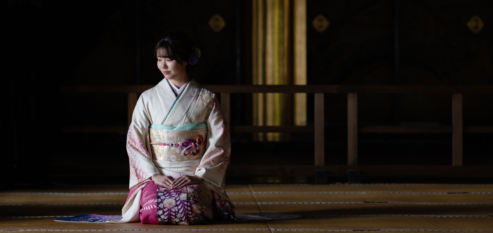 振袖姿で座敷に座る女性