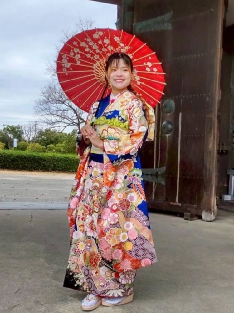 赤い和傘を持った振袖姿のお客様（成人式）