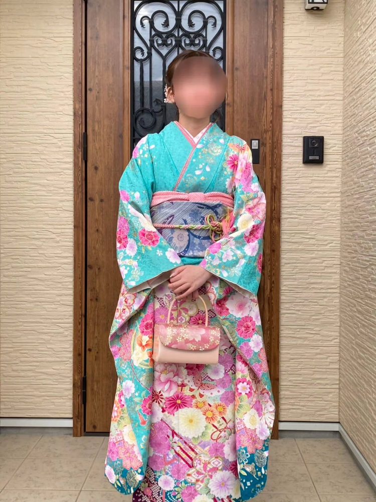 水色地に桜の振袖姿のお客様（成人式）