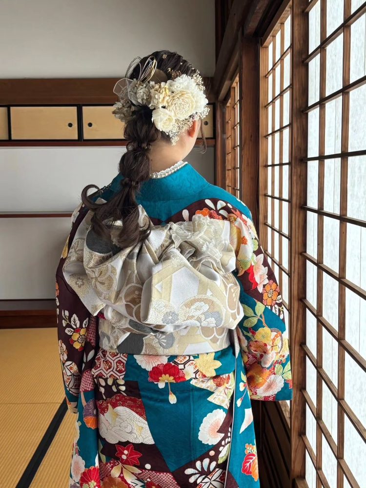 深緑地に古典柄の振袖の帯結び（後ろ姿）