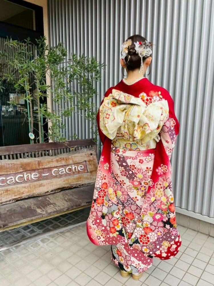 赤地に桜柄の振袖の帯結び（後ろ姿）