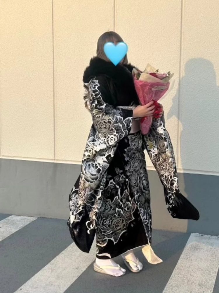 黒地に白い薔薇の振袖でお花を持つお客様（成人式）