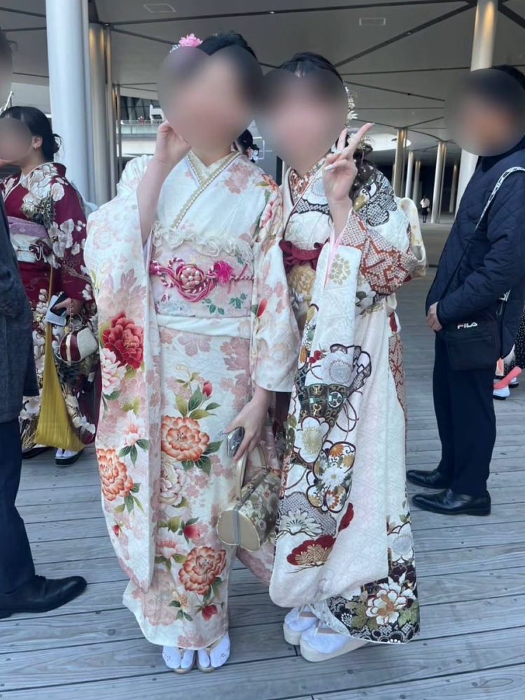 淡いピンクと白の振袖姿のお客様おふたり（成人式会場）