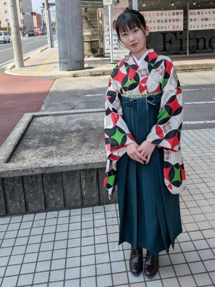 幾何学柄の二尺袖に深緑の袴・ブーツのお客様（卒業式）