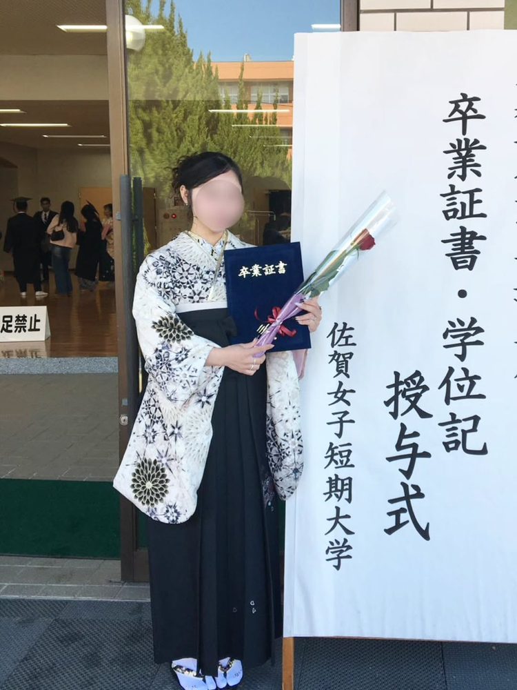 白地に黒の菊柄の二尺袖に黒い袴のお客様（学位記授与式）