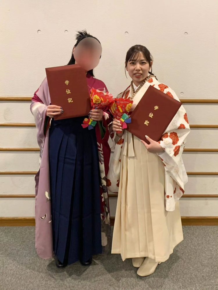 紺の袴と生成りの袴のお客様おふたり（学位記授与式）
