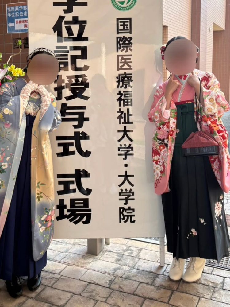 紺の袴と深緑の袴のお客様おふたり（学位記授与式）