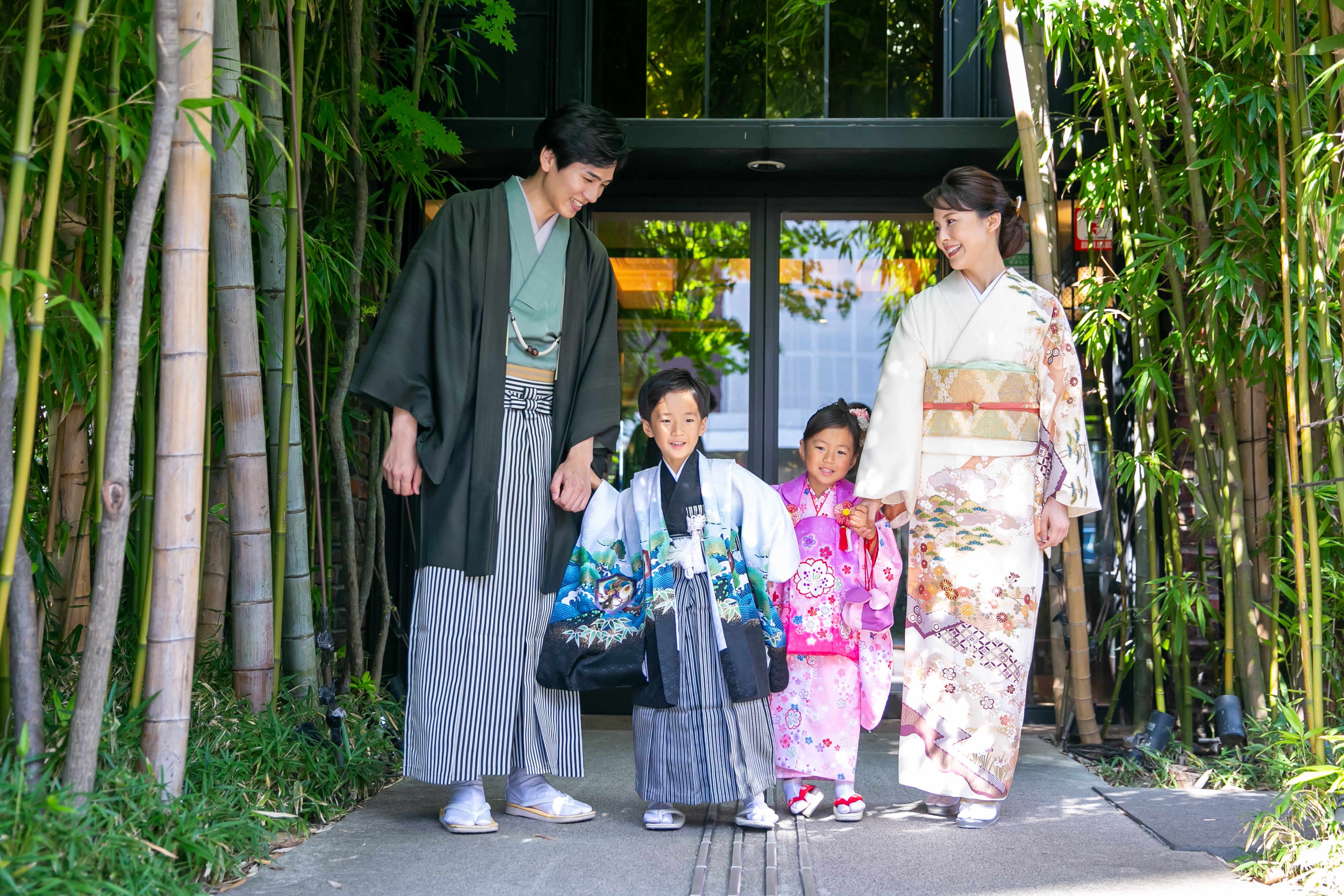 七五三の家族と訪問着姿の母
